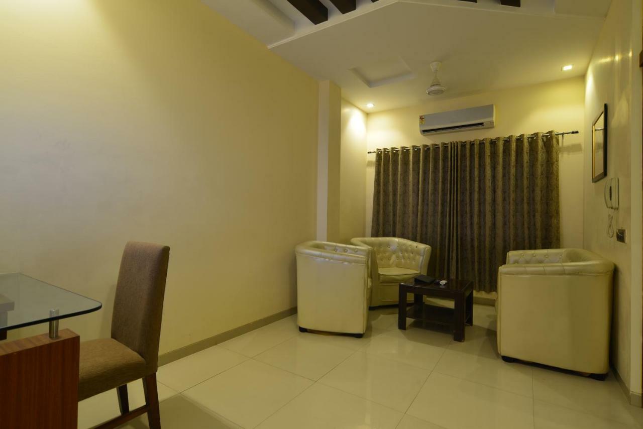 Hotel Jhankar Palace Dhule Екстер'єр фото