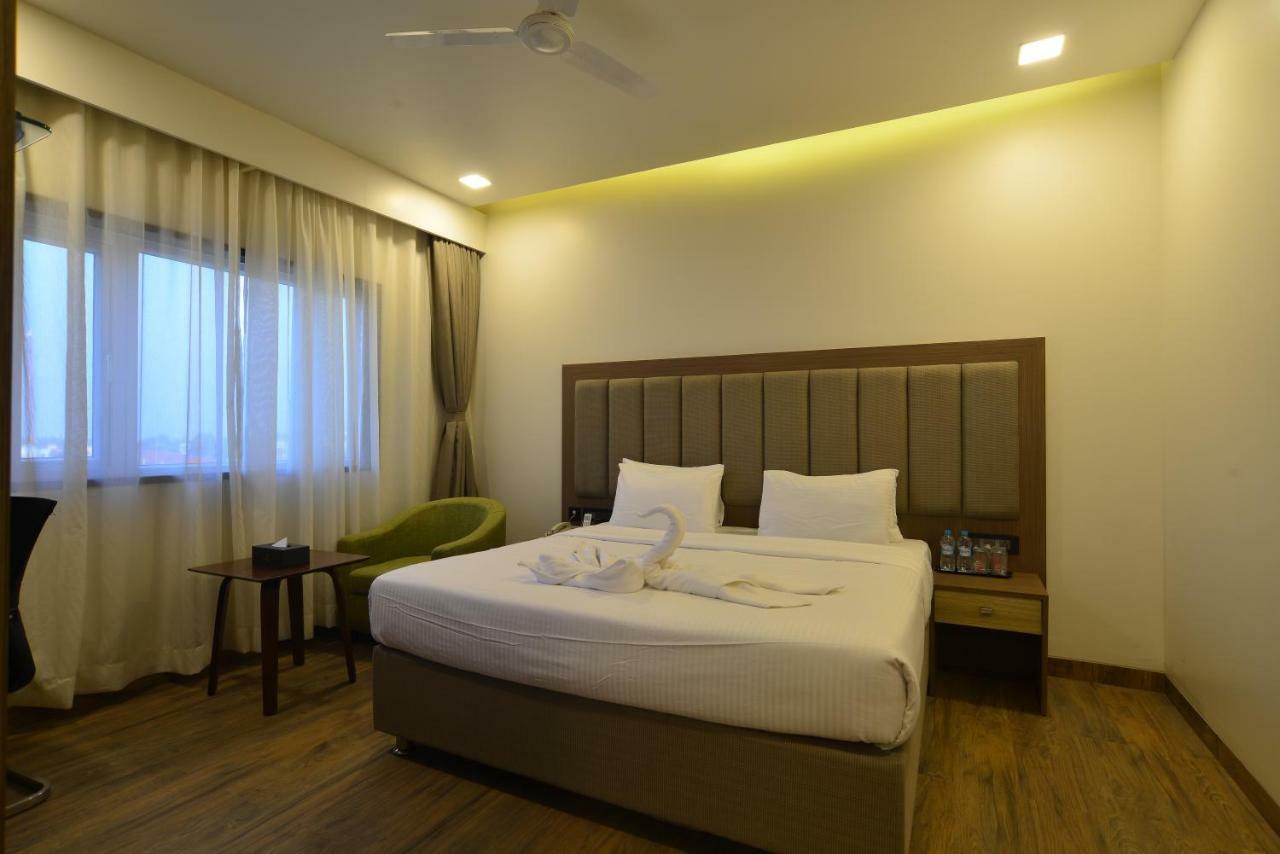 Hotel Jhankar Palace Dhule Екстер'єр фото
