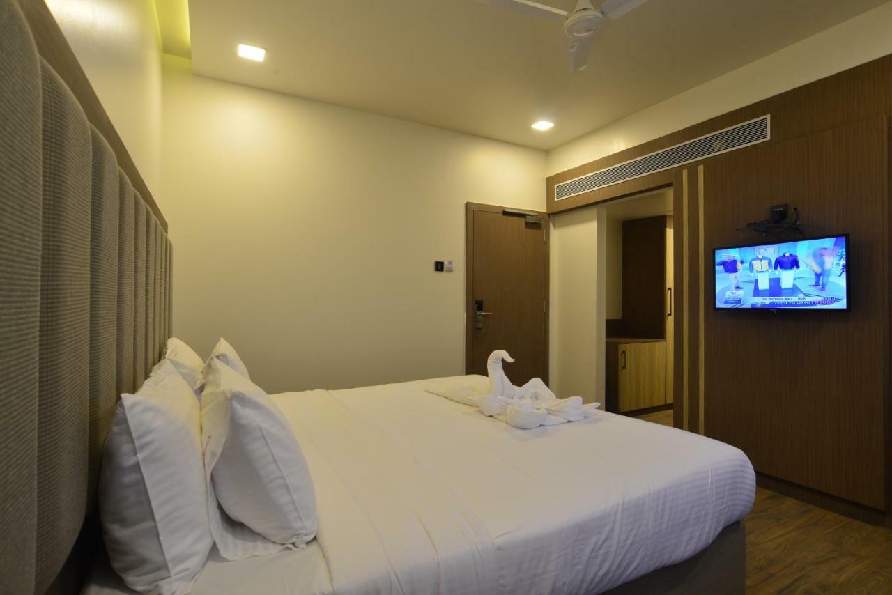 Hotel Jhankar Palace Dhule Екстер'єр фото